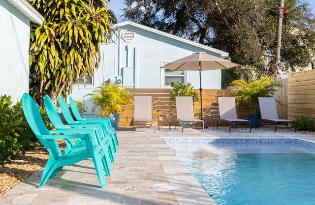 Cozy Bungalow pool home 10 min to beautiful Gulf Coast Beaches