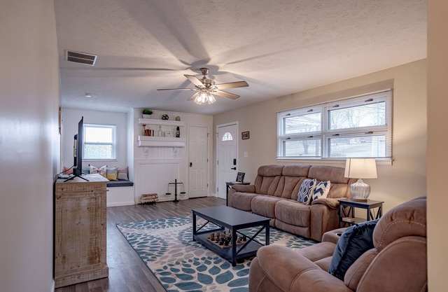 ✸ Cozy Bungalow w Lg Yard | Ball Park 2.7 mi Downtown 1.1 mi✸