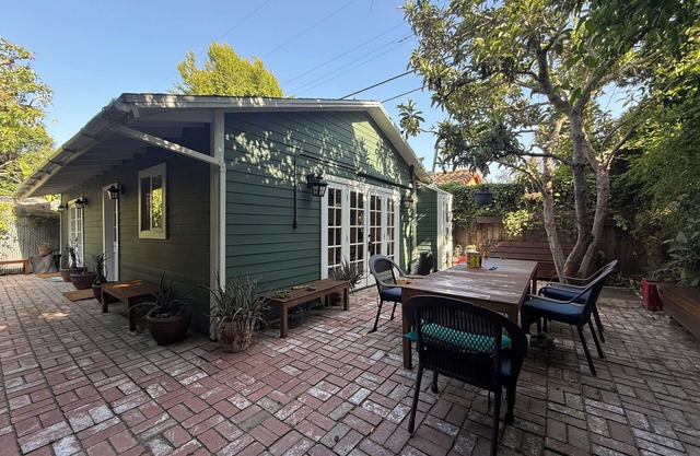 Cozy bungalow w/lush outdoor garden w/heat & AC - very walkable