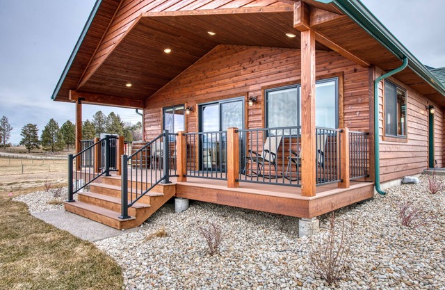 Cozy bungalow with fantastic mountain views.