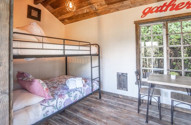 Chambre avec lits superposés et gazebo avec 6 lits queen et un espace de repaire extérieur privé