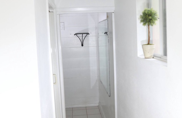 Cozy Cabana Poolhouse-Dive from door to pool