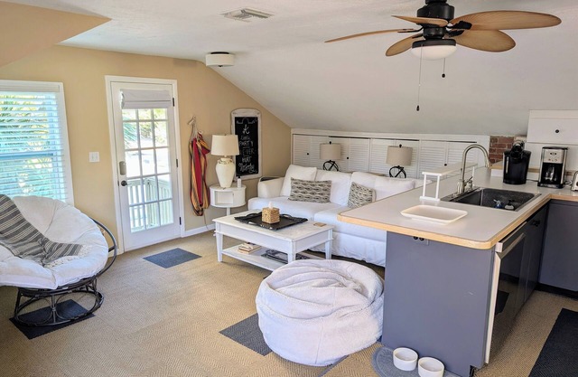 Cozy Cabana ....walk to the beach and St Armand's Circle!