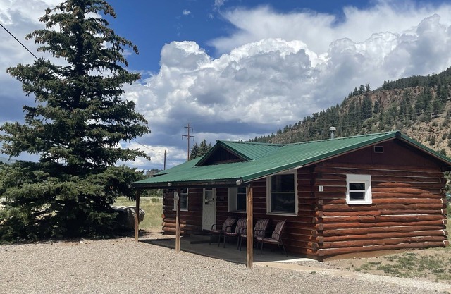 Cozy cabin #1 in mountains near Rio Grande River