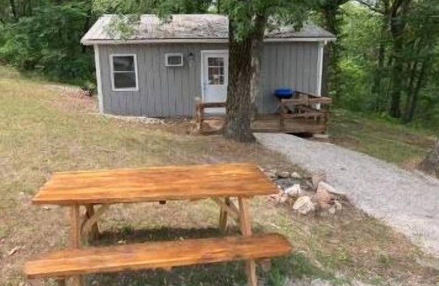 Cozy Cabin #1 located 1 mile from Bennett Springs state park.