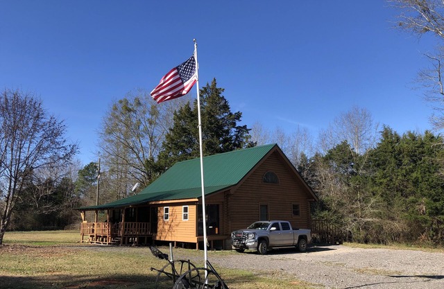 Cozy Cabin 20 minutes from UofA!