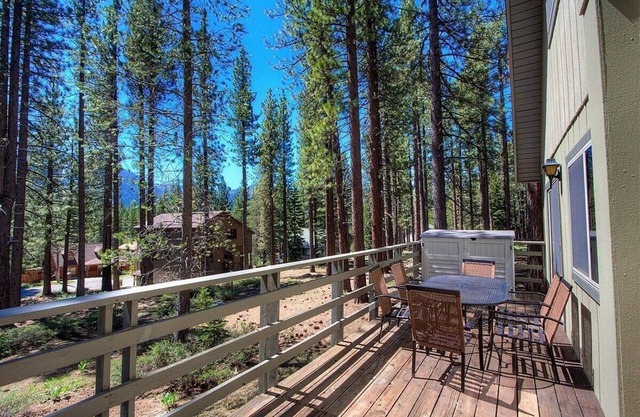 Cozy Cabin 4 Bedroom Home by RedAwning