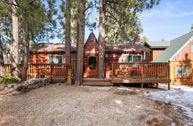 Cozy Cabin 5 mins walk to Boulder Bay Park & Lake/Sledding/ Hiking, Family Fun!