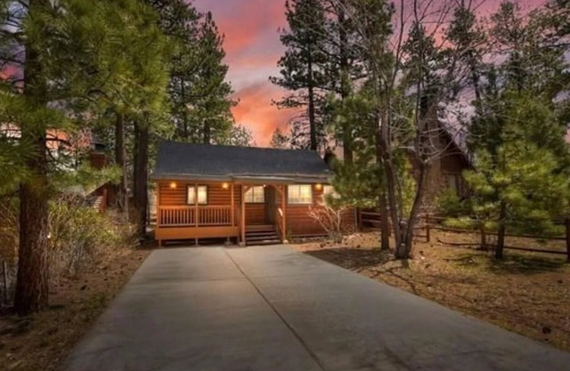 Cozy Cabin, A/C, Hot Tub, Tankless Water Heater, Jacuzzi, Full Kitchen