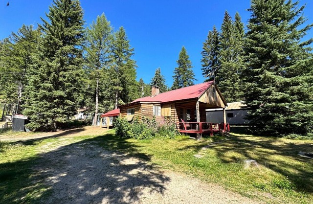 Cozy Cabin on the shores of Lake Cascade, 4 miles to Tamarack Resort