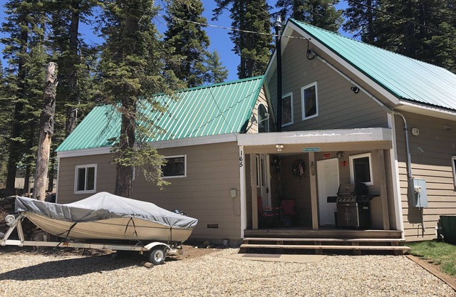 cabine confortable au beau Bucks Lake, à travers la route du lac. Récemment rénové.