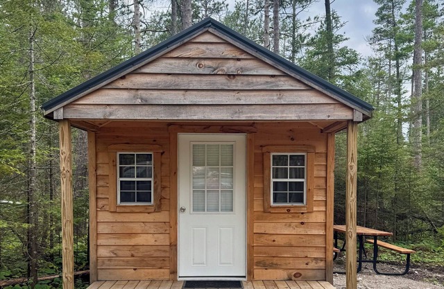 Cozy cabin close to trails!