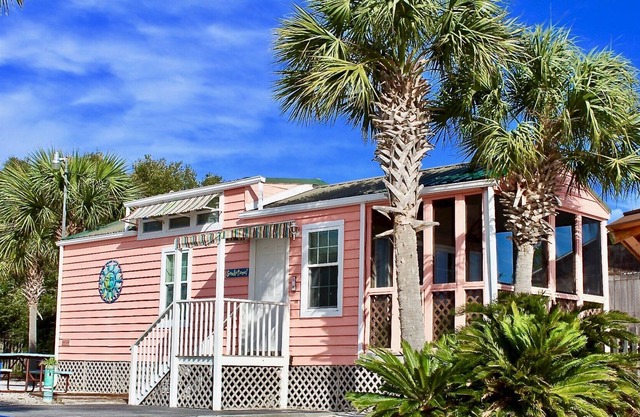 Cozy Cabin Deluxe waterfront Sleeps 8 Pet friendly