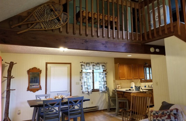 Cozy Cabin Escape avec piscines intérieure et extérieure, bains à remous, tennis, ski et plus