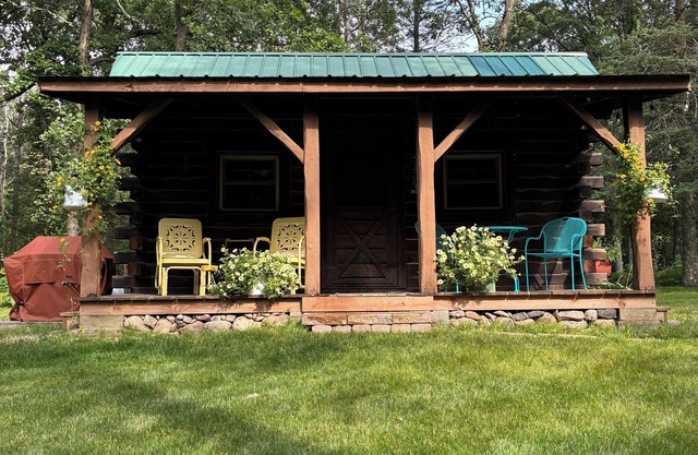 Cozy cabin for 2 on Shipman Lake. Peace and tranquility surround you.