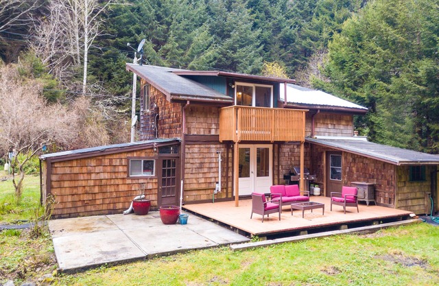 Cabine confortable pour deux avec une terrasse meublée et une cour gazonnée - à proximité des sentiers de randonnée