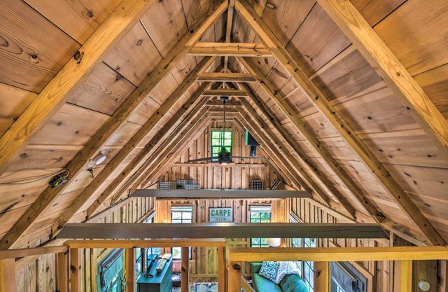 NEW! Cozy Cabin Getaway ~ 1 Mi to Lake Rabun Beach