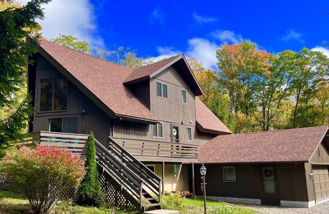 COZY CABIN in Alpine Lake Resort; 4 Season Recreational Getaway
