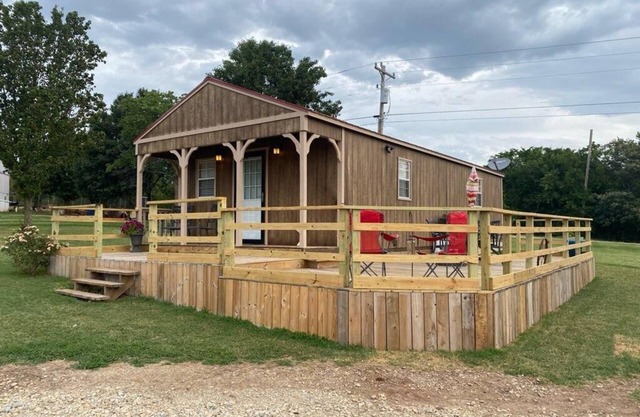Cozy cabin in enjoyable Kaw City with WiFi, AC
