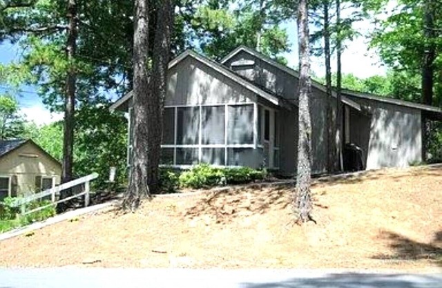 Cozy Cabin in Gated Community with Pool and Marina Access, Pet Friendly!!