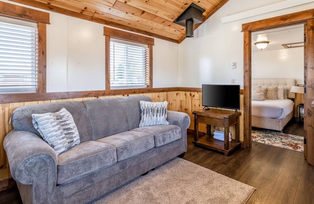 Cozy Cabin in Heart of Town W/ Free WiFi, Kitchenette, Great Views & More