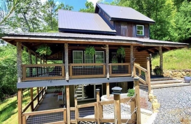 Cozy cabin in Hot Springs, minutes away from town!