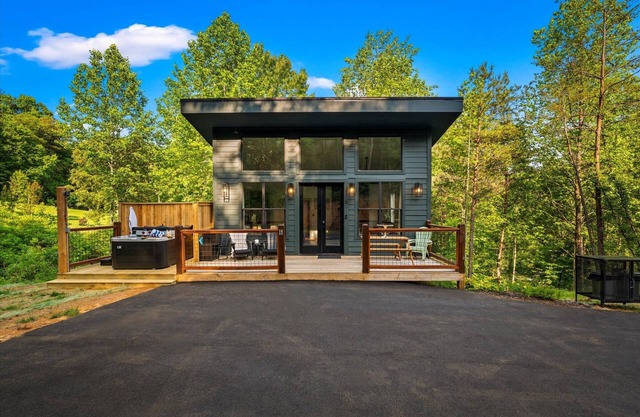 Cozy cabin in peaceful, serene, wooded setting 20 minutes from area attractions.
