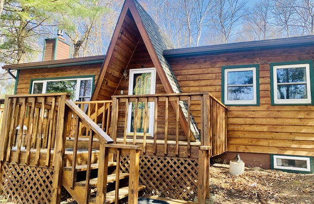 Cozy Cabin in Poconos with big backyard
