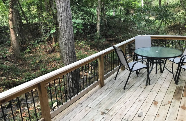 Cozy cabin located in secluded forest with deck on creek. Air and wi-fi.