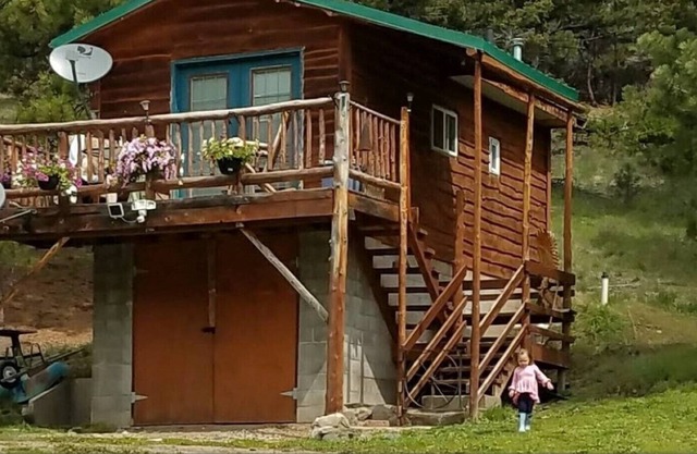 Cabine confortable dans les montagnes - Cabin Creek Ranch