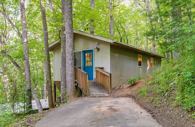 Cozy Cabin in the Woods Near Downtown Franklin