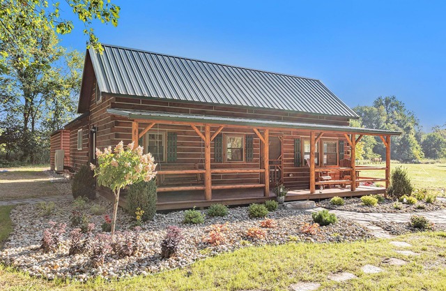 Cozy cabin located close to Firekeepers Casino, Marshall, and Battle Creek