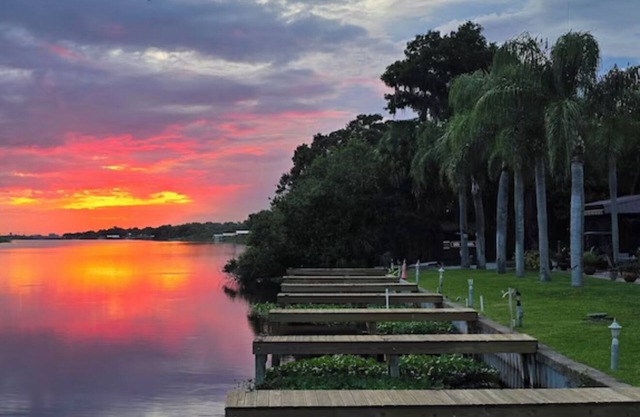 Cozy Lake Log Cabin on Lake Okeechobee With Pool.