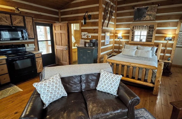 Cozy cabin minutes from downtown Helen WiFi, Hot Tub, Fire Pit, King Bed