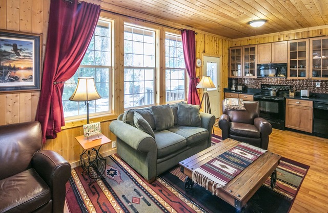 Luxury Yosemite Log Cabin ~ 2 Miles to Yosemite Entrance