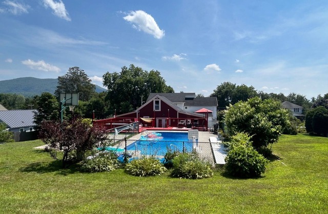 Cozy Cabin, Mountain Views, Hot Tub, Pool, Basketball Court, Fire Pit in Rutland