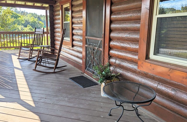 Cozy Cabin near Jack Daniels, Uncle Nearest, and George Dickel Distilleries.