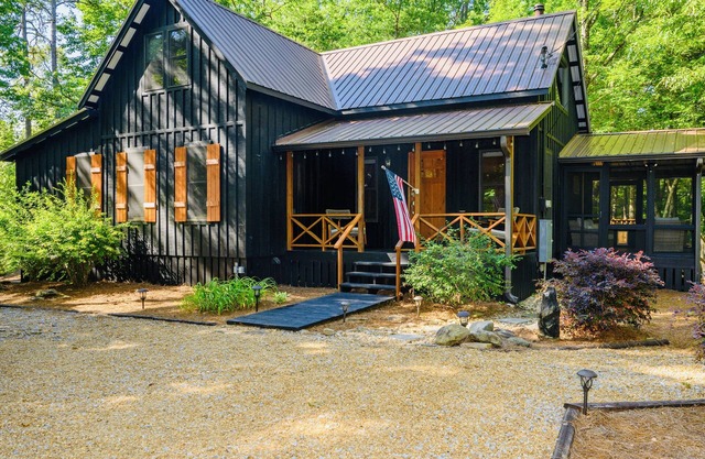 Quiet cabin near Lake Rabun and Clayton. Dog and family friendly!