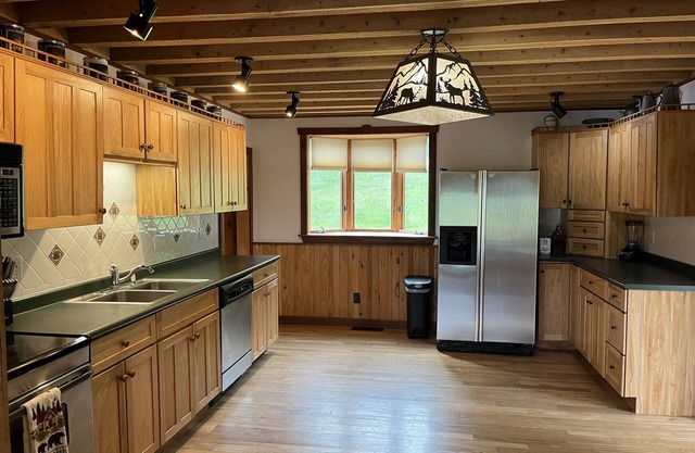 Cozy cabin nestled in the hills of SW Wisconsin near the Cheese Country Trail!