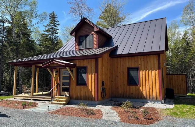 Cozy cabin nestled in the woods, 5 minutes to Sunapee Mountain & lake!