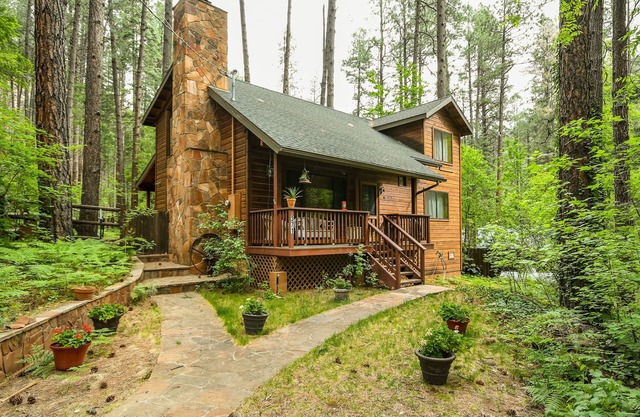Nouveau! Cozy Cabin Niché au coeur d'Oak Creek, à quelques minutes des sentiers
