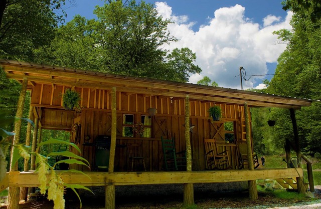 Cozy Cabin next to Creek with Private Waterfall, Lake Access and Hot tub.
