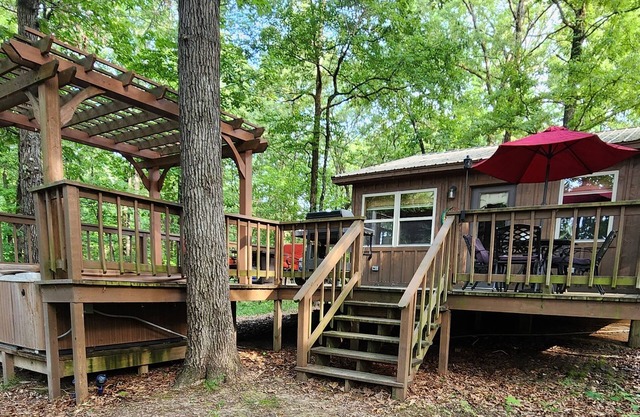 Cabine confortable au large de la rivière Arkansas avec bain à remous!