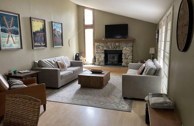 Cozy cabin on 2 acres in Tabernash, CO. Pet friendly, excellent Wifi!