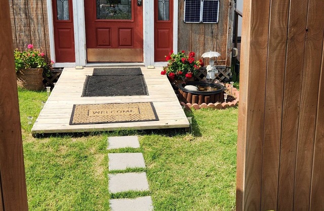 Cozy cabin in tranquil Coweta with WiFi, AC