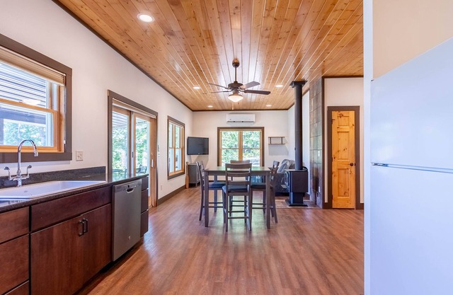 Modern Cabin on the Water - Very Cozy/Secluded! Grill, Kayaks/Canoe,Pet Friendly