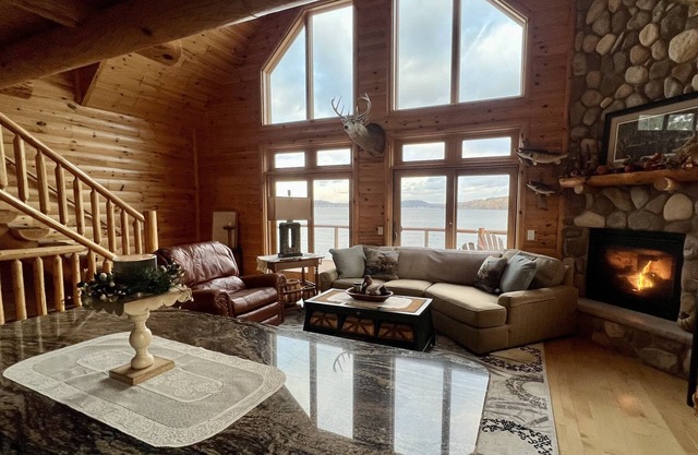 Cozy Cabin on Lake Wisconsin Skiing, Fishing & Hiking Retreat