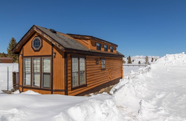 Cabine confortable dans un ranch isolé à Mammoth Lakes, à seulement 1,5 km du chemin Old Mammoth.