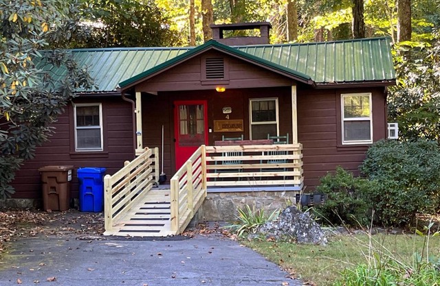 Cozy Cabin Pet Friendly ADA Compatible