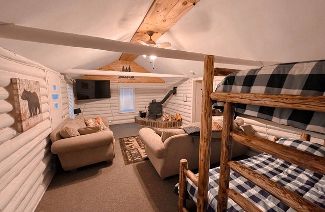 Cozy cabin, private 10 acres close to snowmobile trail & lake, winter paradise